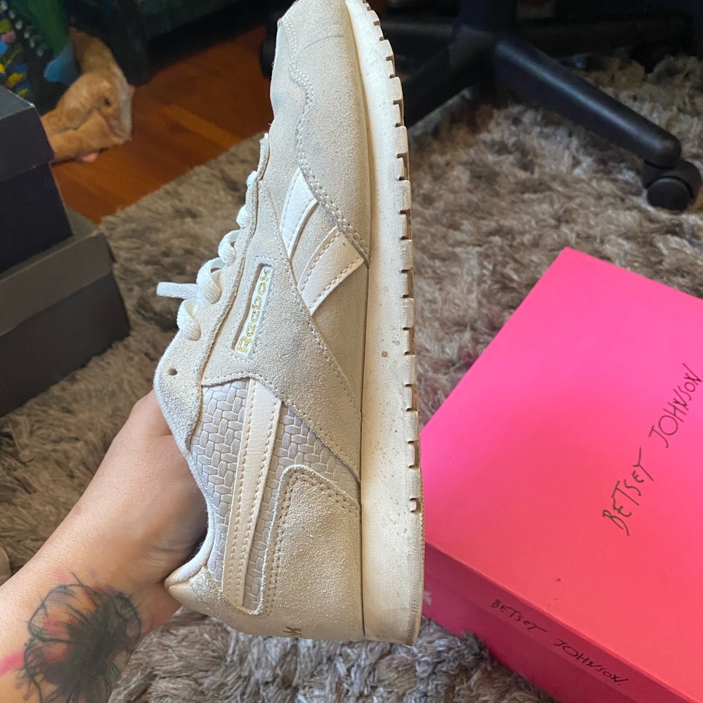 Cream colored Reebok’s - Picture 3 of 3